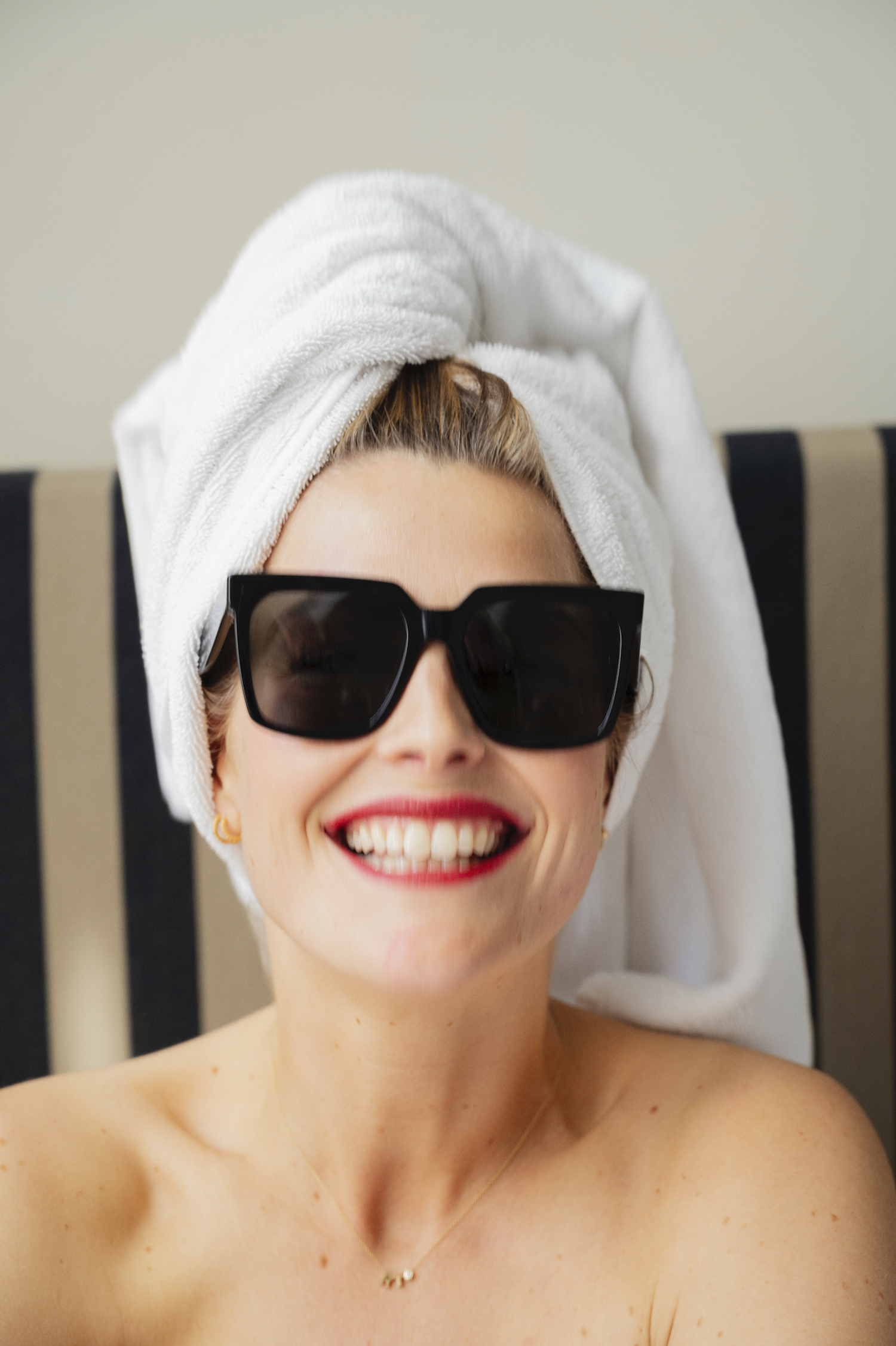 Black/white sunglasses towel on head